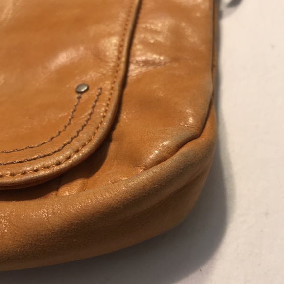 The SAK Fold-over Flap Leather Crossbody Messenger Bag - Picture 4 of 9